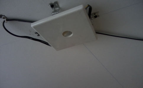 Монтаж люстры на натяжной потолок
