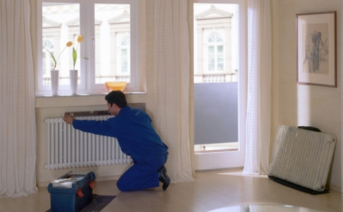 Установка радиаторов отопления и труб в квартире
