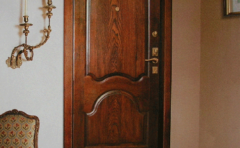 Металлические двери, отделанные панелями из дерева